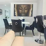 2 Bedroom Apartment Close to ExCel Exhibition, Emirate Cable to 02 Arena