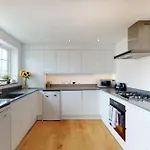 Lovely 2 Bedroom Flat Overlooking Canary Wharf