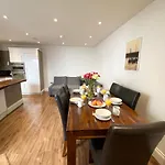 Stylish Maisonette And Studio In Victoria