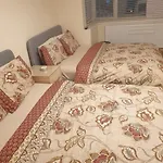London Luxury 3 Bedroom Flat 1Min Walk From Underground, With Free Parking Sleeps X10