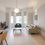 Kensington 2 Bed 2 Bath Apartment For 5 Guests