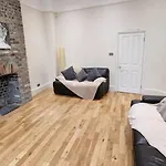 Action Packed Local 3Br 1 Mins Walk To Everything