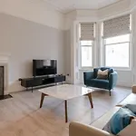 Kensington 2 Bed 2 Bath Apartment For 5 Guests