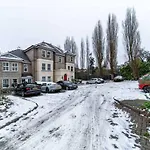 Chic Two Bed Garden Flat
