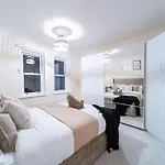 Chic Two Bed Garden Flat