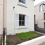 Skyvillion - 2 Bed Cottage In Finchley- 2 Mins Walk To East Finchley Tube Station