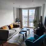 Cosy And Spacious Apartment In Forest Hill