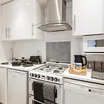 2 Single Or 1 King Bed In Notting Hill, London