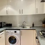 Mapesbury Dell Apartment
