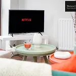 Eden 2Bedroom Apt Sleeps 6 In London With Wifi & Leisure By Maison Christo Property Short Lets & Serviced Accommodation
