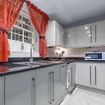 Elegant And Chic 2-Bedroom Basement Apartment In Paddington