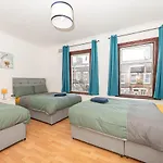 Xtra Large 4 Bedroom House, Near Excel, London City And 5 Walk To Train Station
