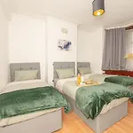 Xtra Large 4 Bedroom House, Near Excel, London City And 5 Walk To Train Station