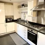 2 Bedroom Apartment Near Olympic Park With Free Parking