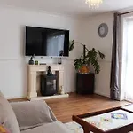 Beautiful 3 Bedroom House With The Best Transport Links To Central London, The Excel Centre, Canary Wharf, The O2! With A Driveway And Private Garden!