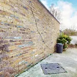 Cheerful 4 Bedroom Victorian House With Back Courtyard
