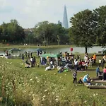 1 Bed Apartment In Zone 2, Minutes From Oval Tube.