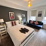 Lovely Compact Budget Flat In Central London