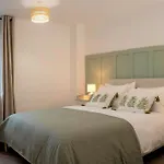 Unique 3Bd Flat King Size Bed