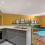 2 Bed Docklands Apt- 02 & Excel