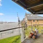 2 Bed Docklands Apt- 02 & Excel
