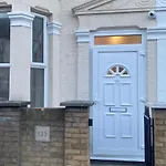 Cosy House In Newham