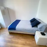 4 Bedroom House With Garden Near Central London