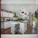 Bright Guest House In Stratford