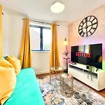 Weekly Or Monthly Stay - Relocation & Business - 4 Guests - By Hofin Stays Short Lets & Serviced Accommodation
