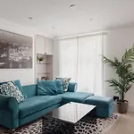 Charming & Beautiful 2 Bed Flat In Zone 1