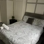 Central London Location, Close To Bars Restaurants And Train Stations