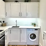 Bright & Spacious 1 Bed Steps From Hyde Park
