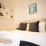 Perfect Location 4Bed 2 Bath Spacious Apartment
