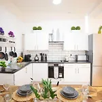 Perfect Location 4Bed 2 Bath Spacious Apartment