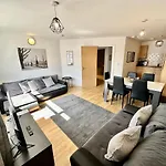 2 Bedroom Flat 1 Stop From London Bridge