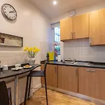 The Wanderlust - 1 Bedroom Apartment L Sleeps 4 With Sofa Bed L Prime Location Plus Free Wifi L Perfect For Business & Leisure Travelers L 15Percent Off Weekly & 20Percent Off Monthly Stays!