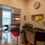 The Wanderlust - 1 Bedroom Apartment L Sleeps 4 With Sofa Bed L Prime Location Plus Free Wifi L Perfect For Business & Leisure Travelers L 15Percent Off Weekly & 20Percent Off Monthly Stays!