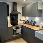 2 Bed Apartment Close To Station With Parking