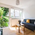 Stylish & Tranquil Flat With Excellent Connections