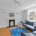 Entire Flat In Heart Of Chelsea Hosted By Zahra