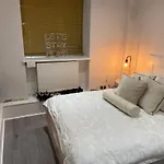 Central Private Double Bedroom In A 2Bedroom Apartment, Connected Via Underground, Overground And Many Bus Routes