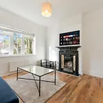 Cosy 3 Bed Home In Colliers Wood
