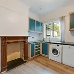 Cosy 3 Bed Home In Colliers Wood