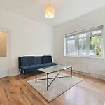 Cosy 3 Bed Home In Colliers Wood