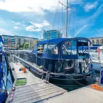 Luxurious Houseboat Near Canary Wharf In London