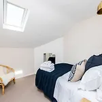 Divine 3 Bed House In Battersea