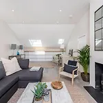Divine 3 Bed House In Battersea