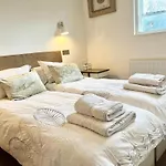 Stylish 2Br Designer Flat Holland Park