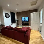 2 Bed Home Away From Home Tooting London