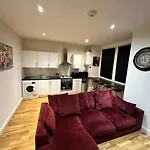 2 Bed Home Away From Home Tooting London